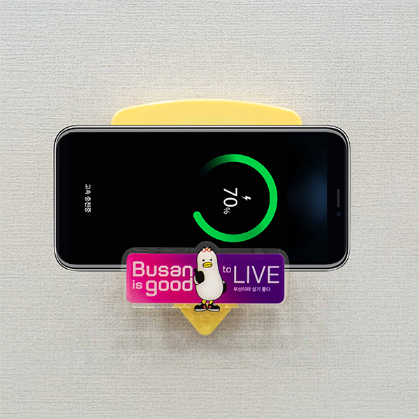 벽걸이형 핸드폰 무선 충전 거치대 월지플러스-인더라스주식회사-차세대 판로플랫폼 스토어(STORE) 36.5