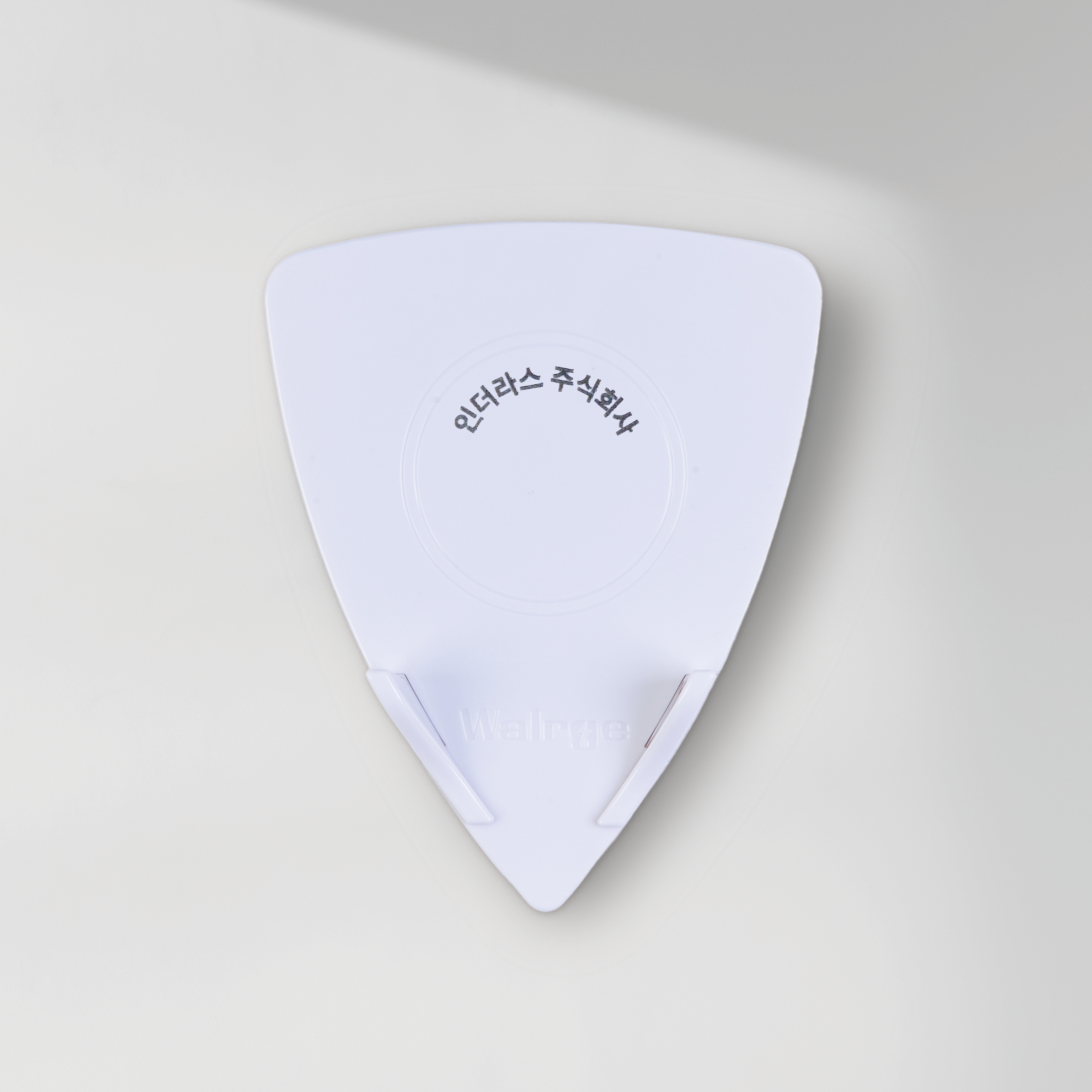 벽걸이형 핸드폰 무선 충전 거치대 월지플러스-인더라스주식회사-차세대 판로플랫폼 스토어(STORE) 36.5